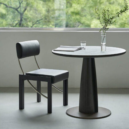 Chaise d'accentuation en cuir noir minimaliste avec finition noire pure