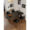 Table à manger en bois massif brun classique avec des jambes en bois de cendres blanches arquées et un dessus en pierre fritté en travertin sur fond blanc