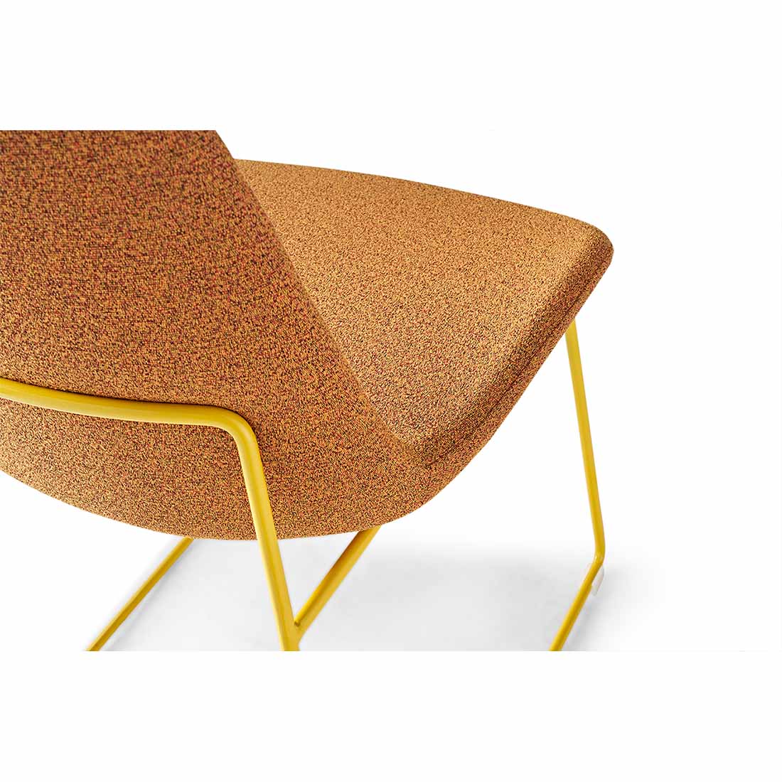 Chaise longue confortable en tissu orange pour projets commerciaux
