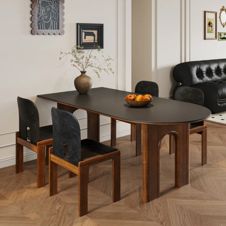 Détail de la jambe de table à manger classique en silhouette arquée et finition des cendres blanches avec un encadré en pierre en travertin solide