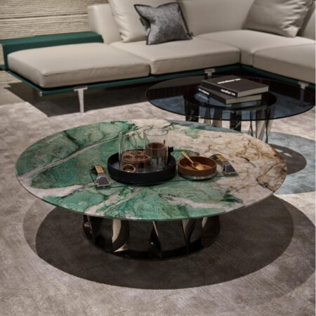 Élégante table basse en marbre à motifs émeraudes sur tapis