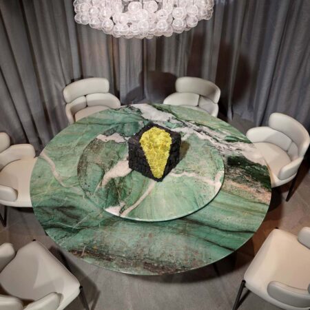 Table à manger en marbre vert de luxe avec Susan paresseuse dans un restaurant haut de gamme, Entouré de chaises à manger en velours et d'éclairage ambiant