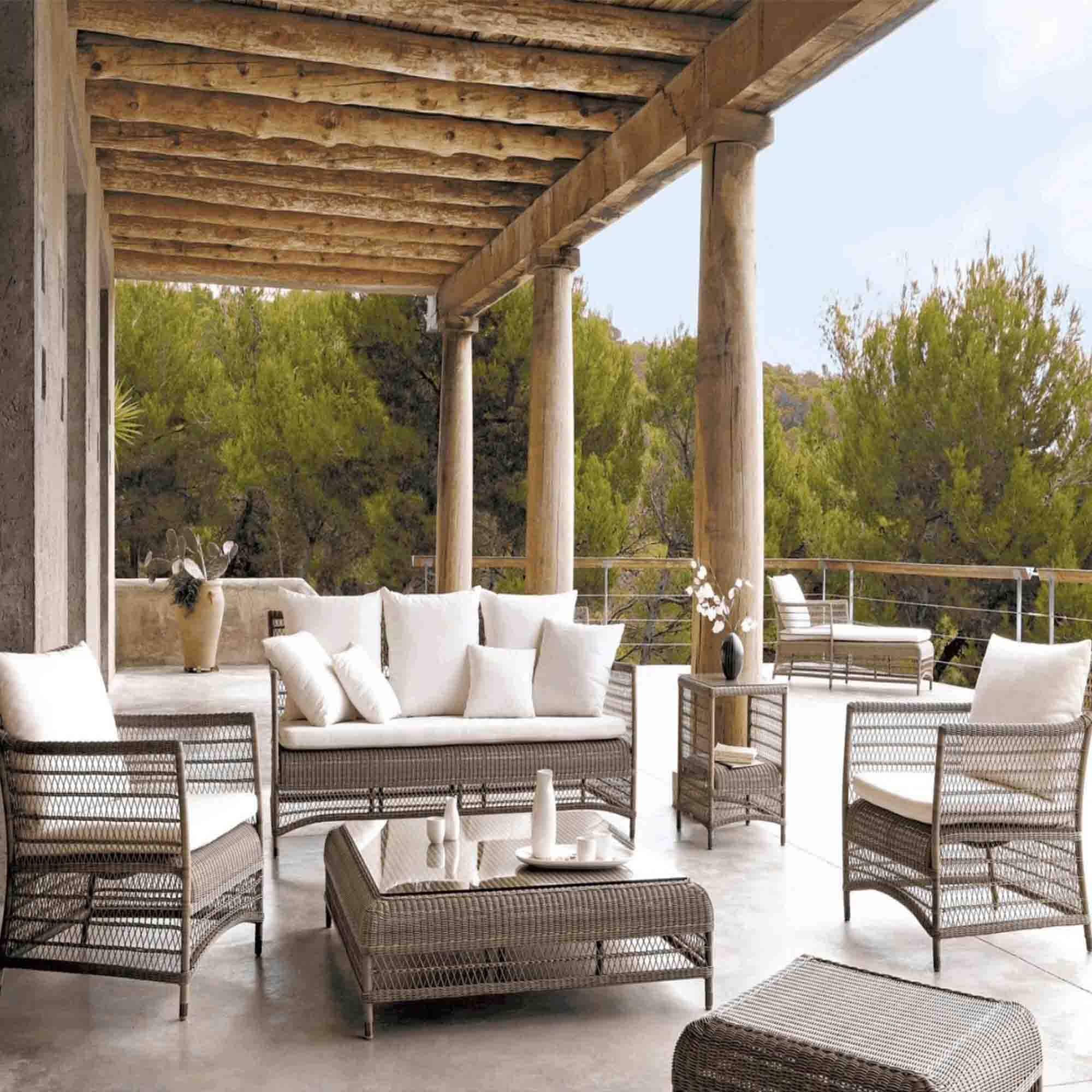 Ensemble canapé de rotin de luxe en plein air avec cadre en aluminium sur la villa patio