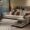 Canapé sectionnel italien moderne avec bois massif intégré et tables latérales en pierre fritte, Idéal pour les villas de luxe et les halls de l'hôtel.