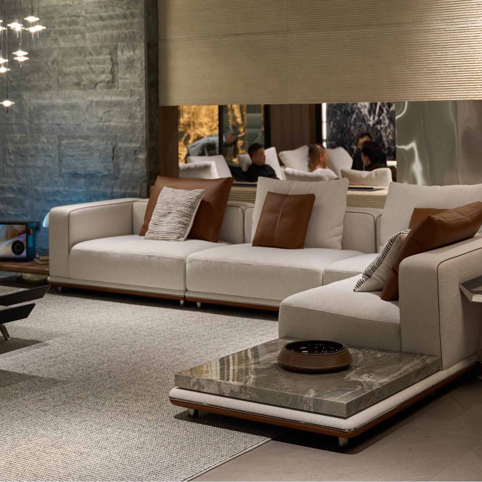 Canapé sectionnel italien moderne avec bois massif intégré et tables latérales en pierre fritte, Idéal pour les villas de luxe et les halls de l'hôtel.