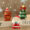 Ornement de Noël en résine en trois pièces sur une table en bois