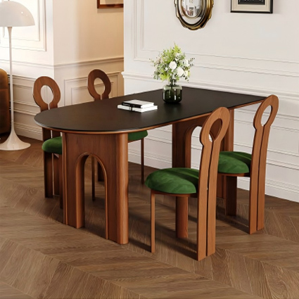 Détail de la jambe de table à manger classique en silhouette arquée et finition des cendres blanches avec un encadré en pierre en travertin solide